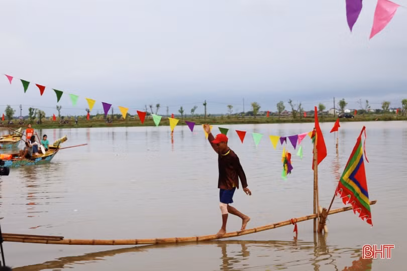 Các địa phương Hà Tĩnh sôi nổi lễ hội đua thuyền, các trò chơi dân gian mừng Tết Độc lập