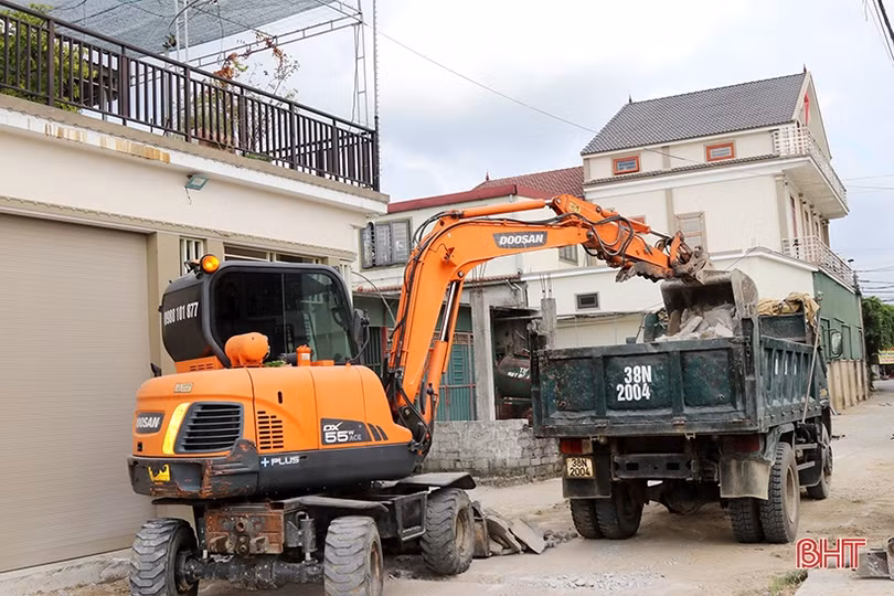 Bà con lương - giáo ở Nghi Xuân “gác lễ” ra quân mở rộng đường giao thông