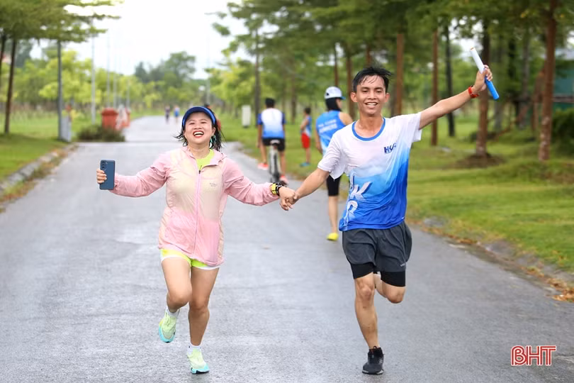 Gần 100 VĐV tham gia Giải chạy bộ phong trào “Tiếp sức cùng đồng đội”