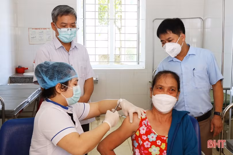 Hà Tĩnh yêu cầu tập trung chỉ đạo thực hiện nghiêm, hiệu quả việc tiêm vắc xin phòng COVID-19 