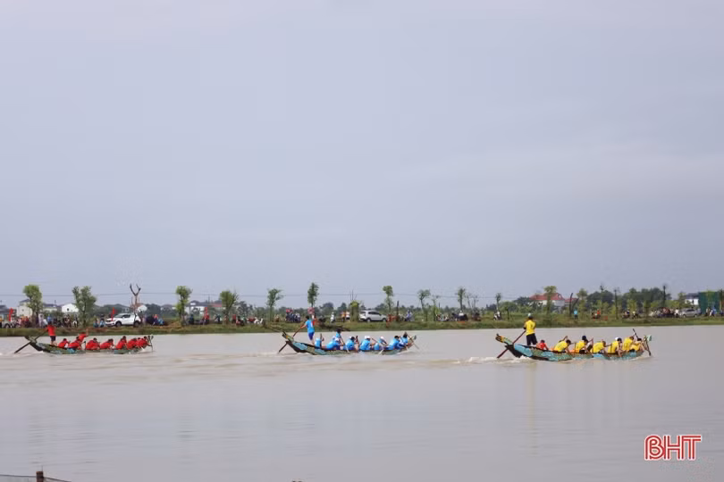 Các địa phương Hà Tĩnh sôi nổi lễ hội đua thuyền, các trò chơi dân gian mừng Tết Độc lập