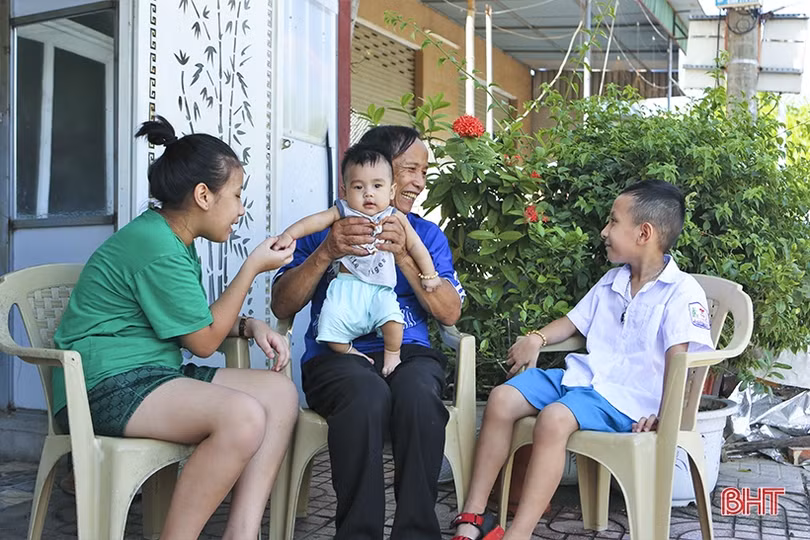Vượt lên nghịch cảnh, chàng trai khiếm thị Hà Tĩnh trở thành điểm tựa vững chắc cho gia đình