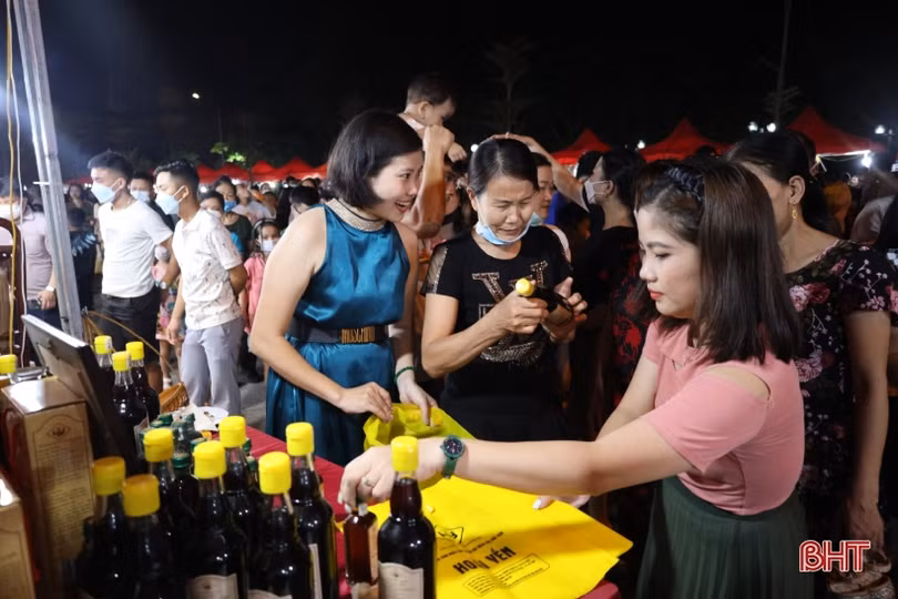 Hàng nghìn người đến phiên chợ đêm gắn với tuyến phố đi bộ ở TP Hà Tĩnh