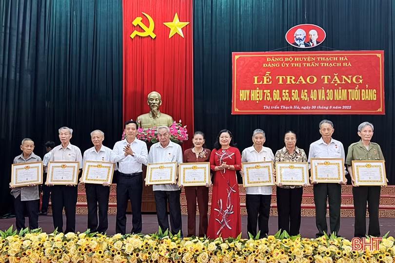 Thạch Hà trao Huy hiệu Đảng cho 182 đảng viên
