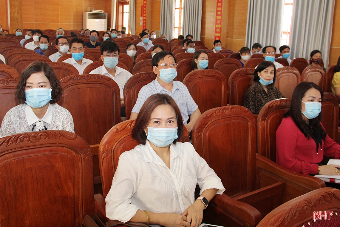 Chánh Văn phòng Trung ương Đảng và Chủ tịch UBND tỉnh Hà Tĩnh vận động bầu cử tại Đức Thọ