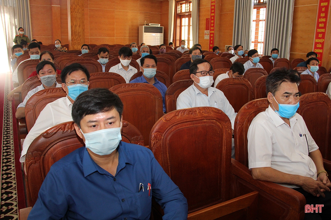 Chánh Văn phòng Trung ương Đảng và Chủ tịch UBND tỉnh Hà Tĩnh vận động bầu cử tại Đức Thọ