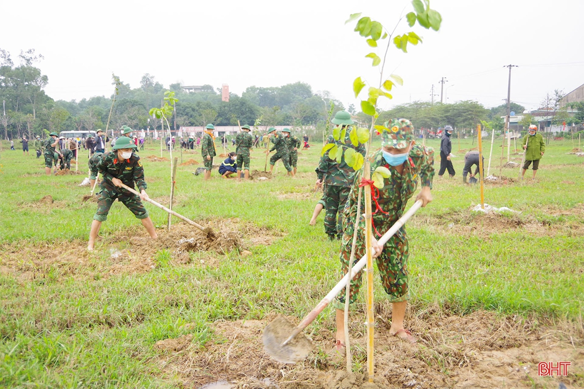 Lãnh đạo tỉnh tham gia trồng cây xanh tại thành phố Hà Tĩnh