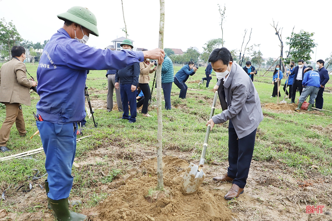 Lãnh đạo tỉnh tham gia trồng cây xanh tại thành phố Hà Tĩnh
