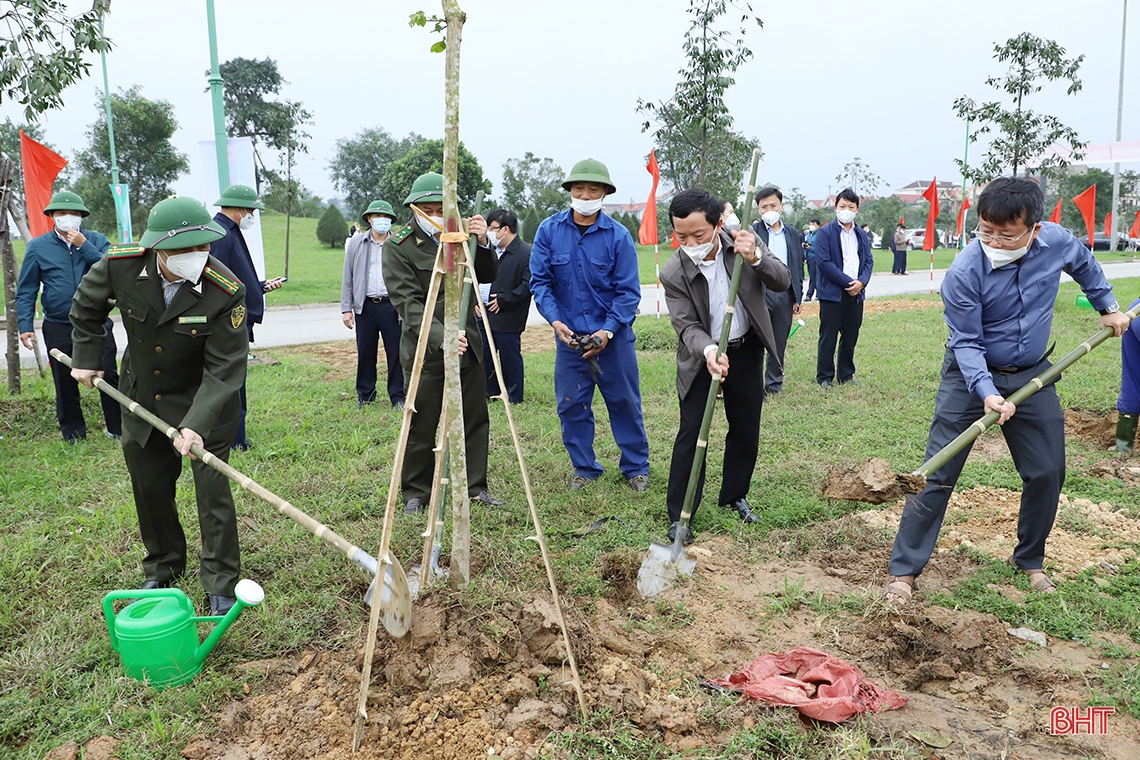 Lãnh đạo tỉnh tham gia trồng cây xanh tại thành phố Hà Tĩnh