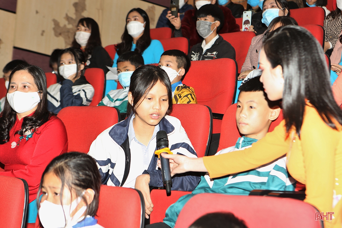 Tiếp nhận gần 6 tỷ đồng hỗ trợ trẻ mồ côi, phụ nữ khó khăn tại Chương trình “San sẻ yêu thương”