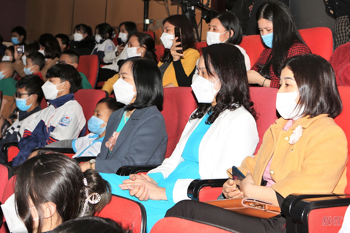Tiếp nhận gần 6 tỷ đồng hỗ trợ trẻ mồ côi, phụ nữ khó khăn tại Chương trình “San sẻ yêu thương”