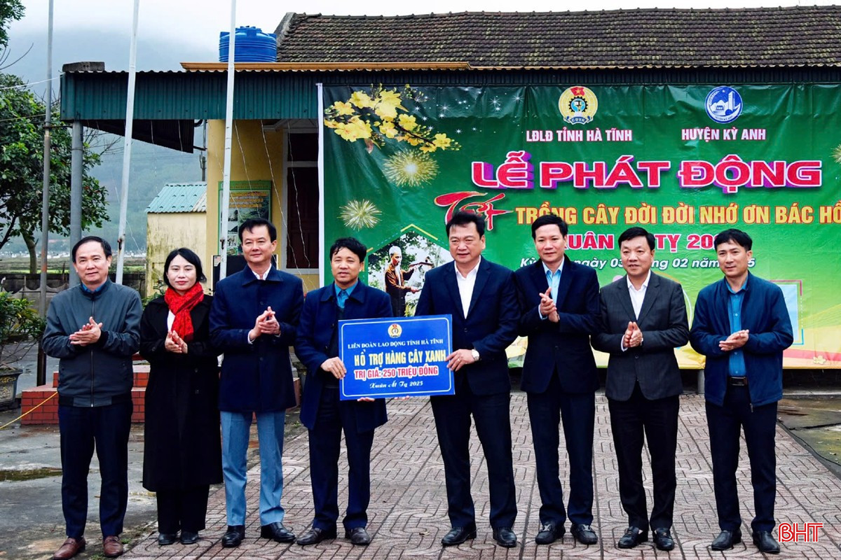 Dịp này, Liên đoàn Lao động tỉnh trao biểu trưng hỗ trợ hàng cây xanh trị giá 250 triệu đồng cho huyện Kỳ Anh.