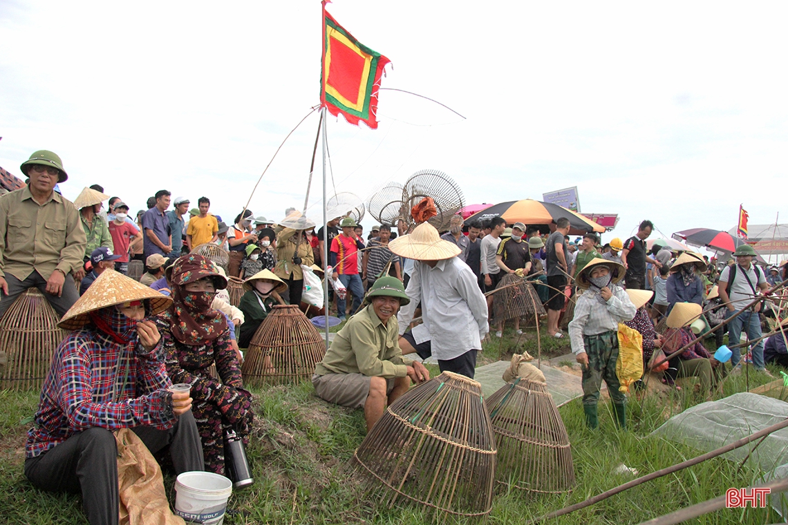 Hàng ngàn người tham gia lễ hội đánh cá Vực Rào tại Hà Tĩnh