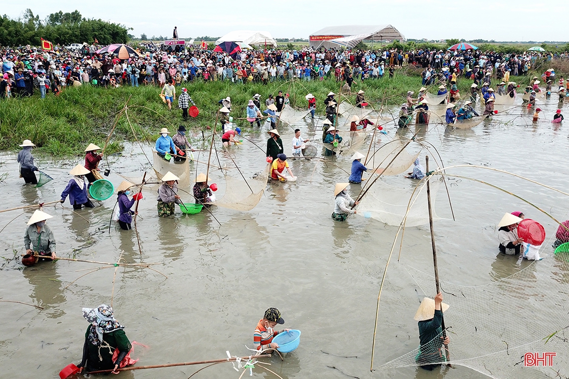 Hàng ngàn người tham gia lễ hội đánh cá Vực Rào tại Hà Tĩnh