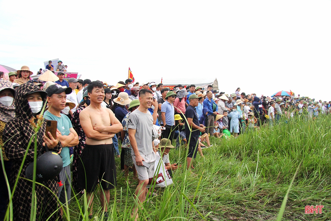 Hàng ngàn người tham gia lễ hội đánh cá Vực Rào tại Hà Tĩnh
