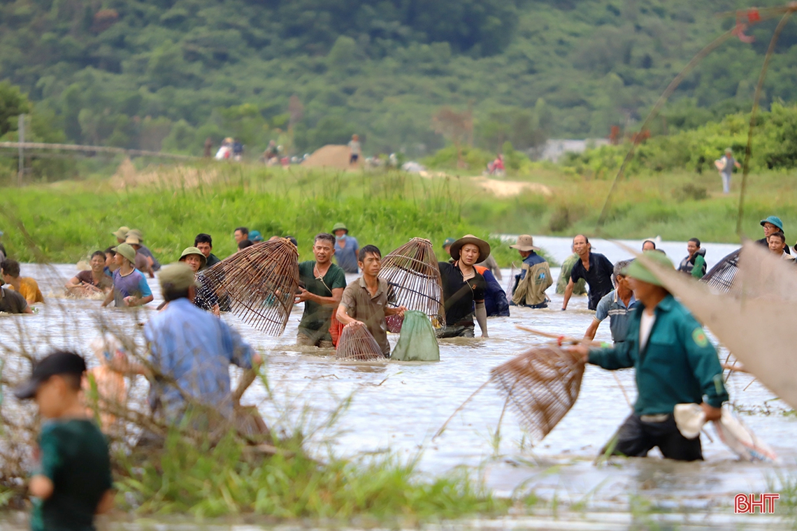 Hàng ngàn người tham gia lễ hội đánh cá Vực Rào tại Hà Tĩnh