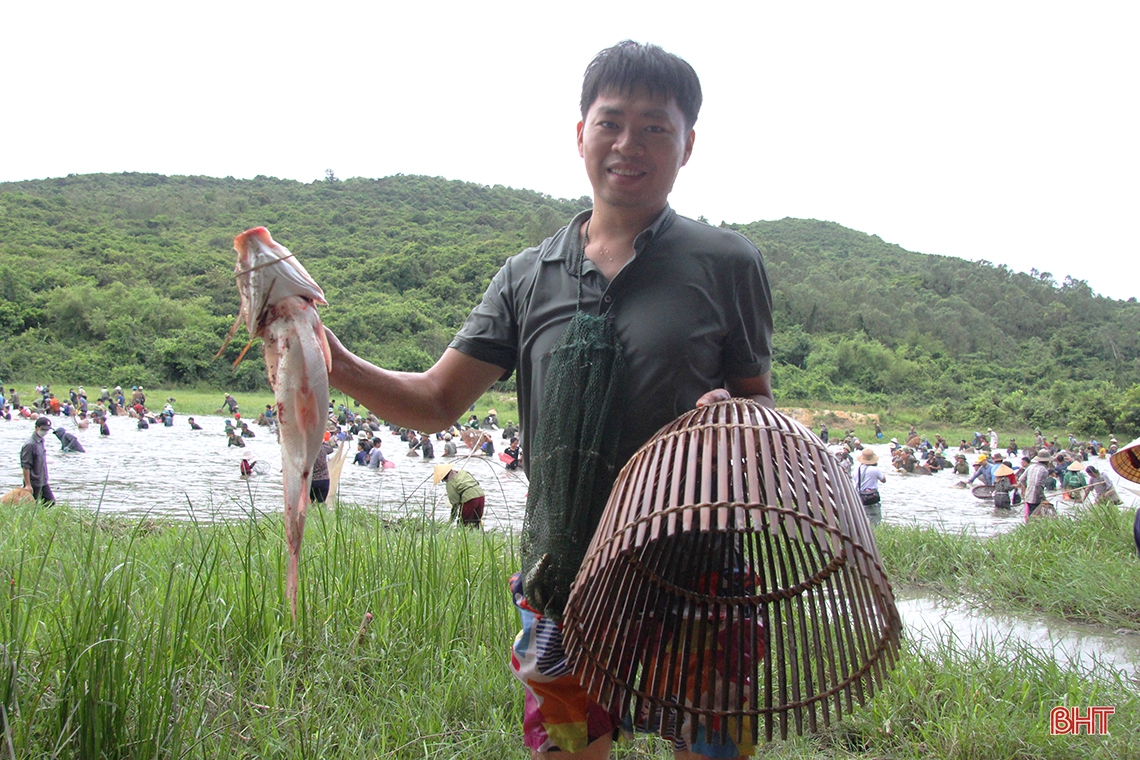 Hàng ngàn người tham gia lễ hội đánh cá Vực Rào tại Hà Tĩnh
