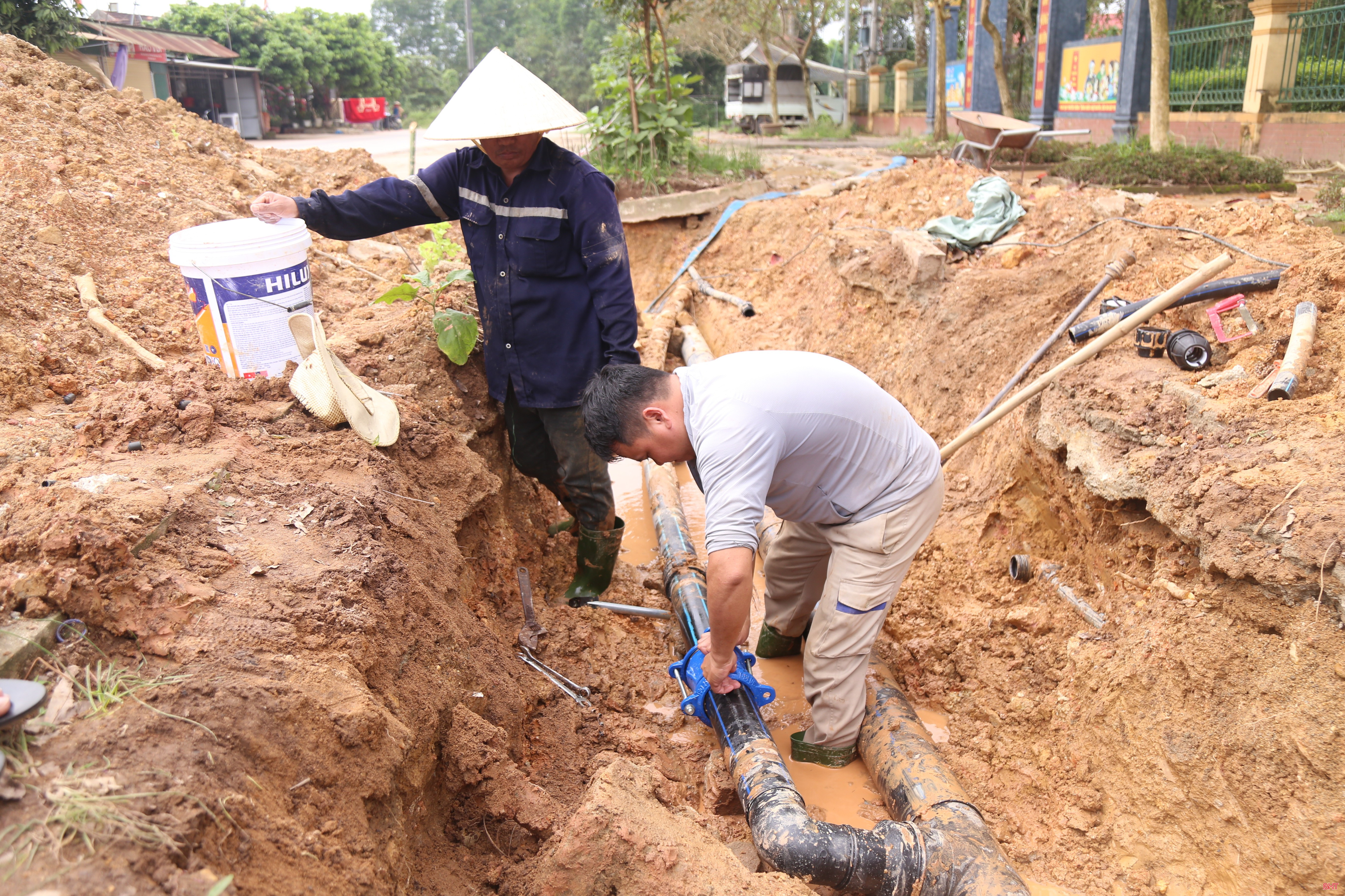 cong-nhan-trung-tam-nuoc-sach-va-ve-sinh-moi-truong-nong-thon-ha-tinh-lap-dat-he-thong-duong-ong-dan-nuoc-tu-nha-may-nuoc-bac-cam-xuyen-toi-xa-cam-my-2-3825.jpg