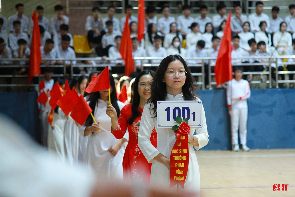 ... và lớp 10 khi bước chân vào ngôi trường mới.