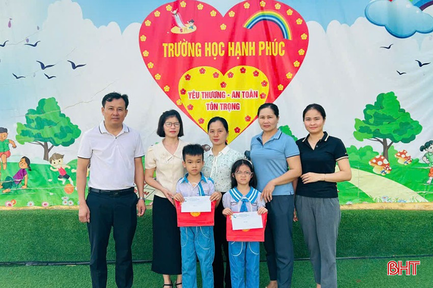 Các em học sinh có hoàn cảnh khó khăn của Trường Tiểu học Xuân Hồng (Nghi Xuân) nhận quà Trung thu từ cấp ủy, chính quyền địa phương.