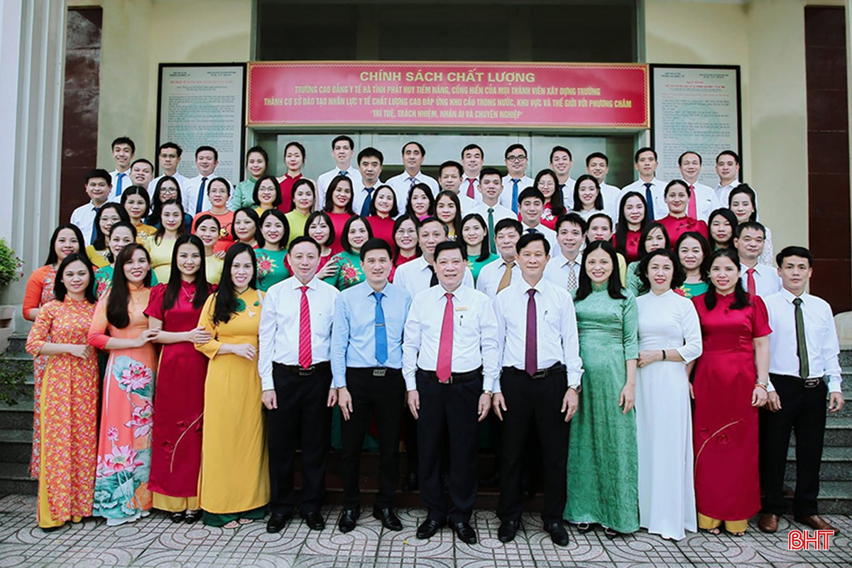 Tập thể cán bộ, giảng viên, nhân viên Trường Cao đẳng Y tế Hà Tĩnh.