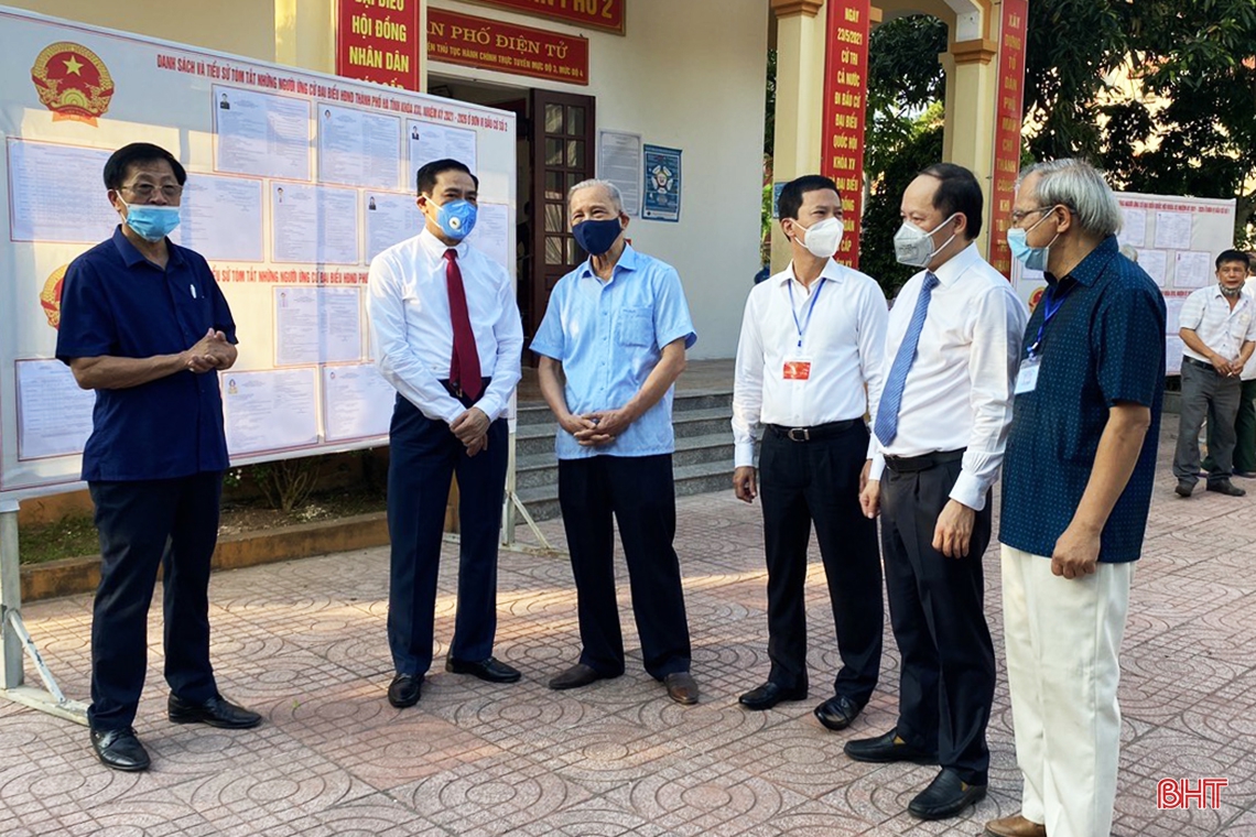 Thường trực Tỉnh ủy Hà Tĩnh bỏ phiếu bầu cử tại nơi cư trú
