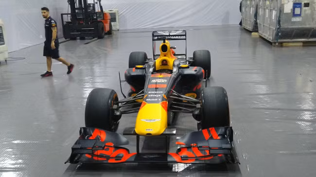 Chiếc xe đua F1 hơn chục triệu USD vừa xuất hiện tại Hà Nội “khủng” cỡ nào?