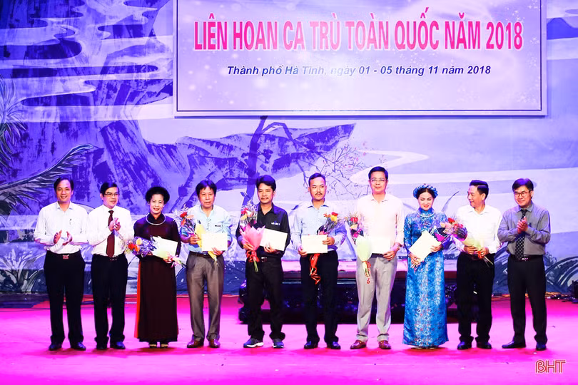 Ca trù đổ hột phách giòn