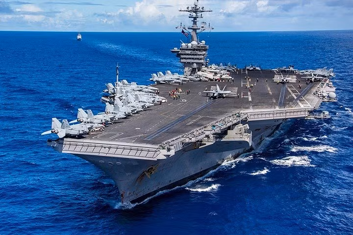 suc manh tau san bay carl vinson cua my sap cap cang viet nam