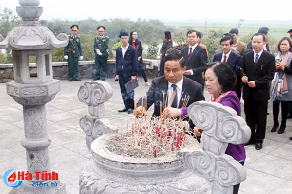 truong ban dan van trung uong dang huong tuong niem cac co tong bi thu tran phu ha huy tap