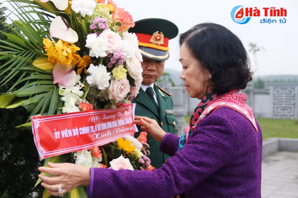 truong ban dan van trung uong dang huong tuong niem cac co tong bi thu tran phu ha huy tap