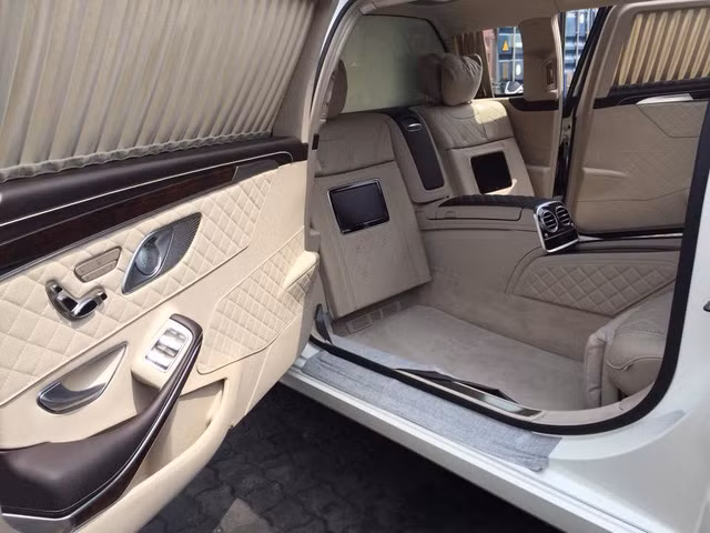 vua thong quan mercedes maybach s600 pullman dau tien viet nam da luon pho