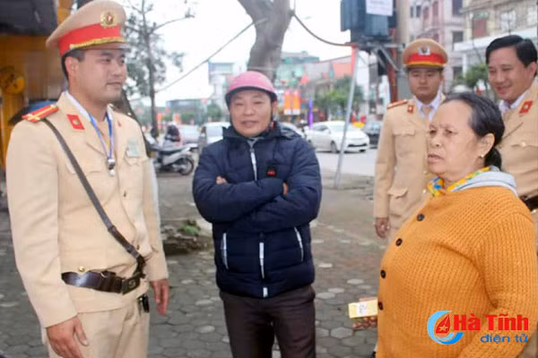 csgt cong an tp ha tinh giup cu ba 68 tuoi lac duong ve voi gia dinh