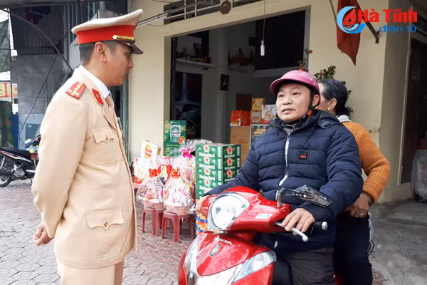 csgt cong an tp ha tinh giup cu ba 68 tuoi lac duong ve voi gia dinh