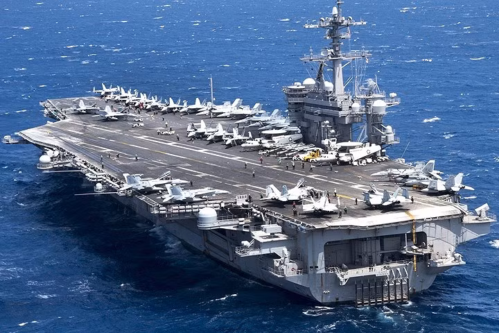 suc manh tau san bay carl vinson cua my sap cap cang viet nam