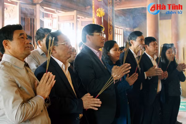 2 000 chiec banh chung cung tien le gio vua mai