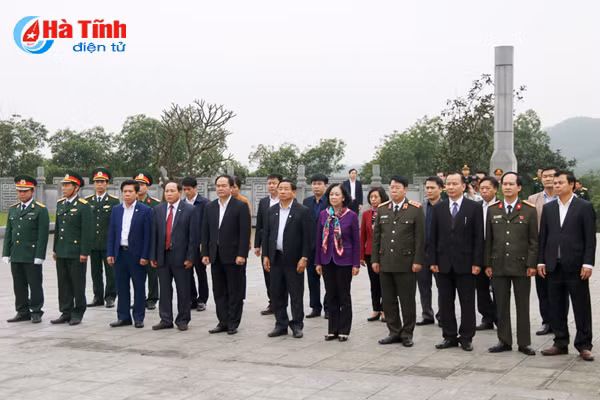 truong ban dan van trung uong dang huong tuong niem cac co tong bi thu tran phu ha huy tap