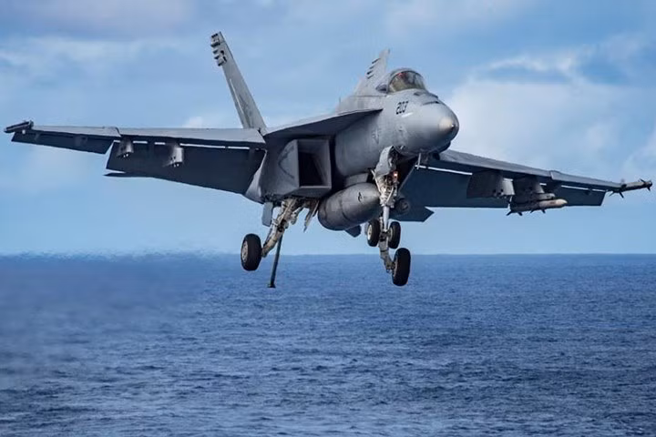 suc manh tau san bay carl vinson cua my sap cap cang viet nam