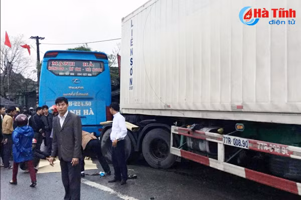 xe khach bi container dam ngang phu xe tu vong tai cho