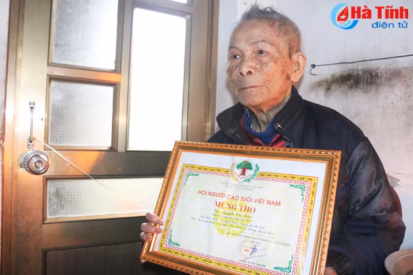video cu ong 105 tuoi o ha tinh bat mi cach song lau song khoe