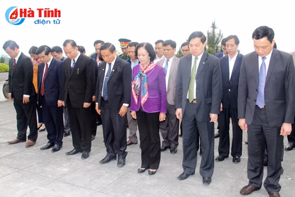 truong ban dan van trung uong dang huong tuong niem cac co tong bi thu tran phu ha huy tap