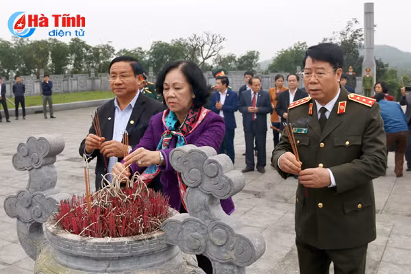 truong ban dan van trung uong dang huong tuong niem cac co tong bi thu tran phu ha huy tap