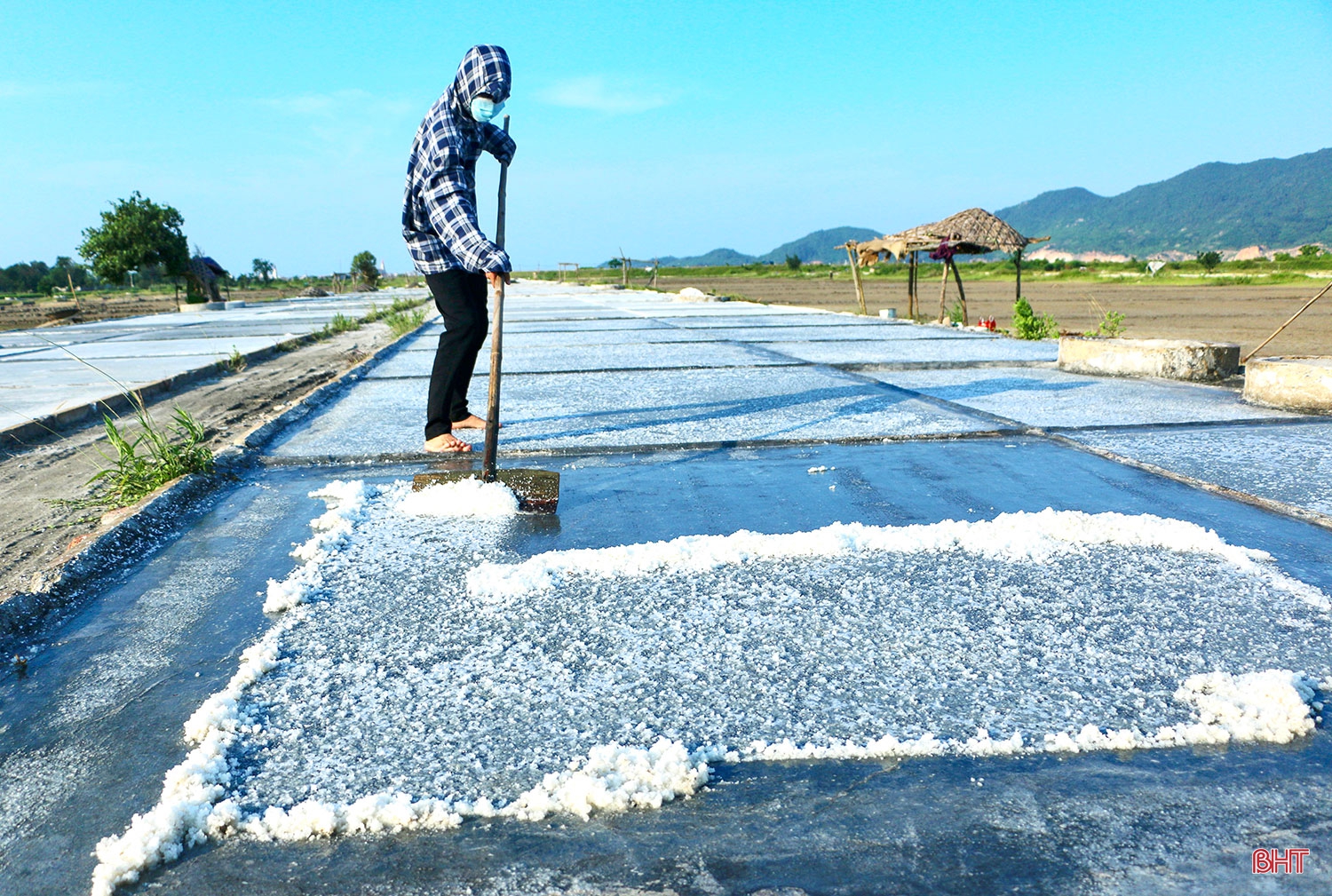Nắng như “rót lửa”, diêm dân Hà Tĩnh cần mẫn bên những ruộng muối
