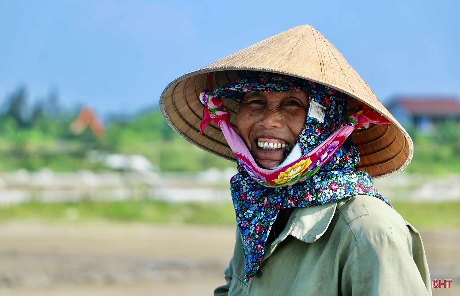 Nắng như “rót lửa”, diêm dân Hà Tĩnh cần mẫn bên những ruộng muối