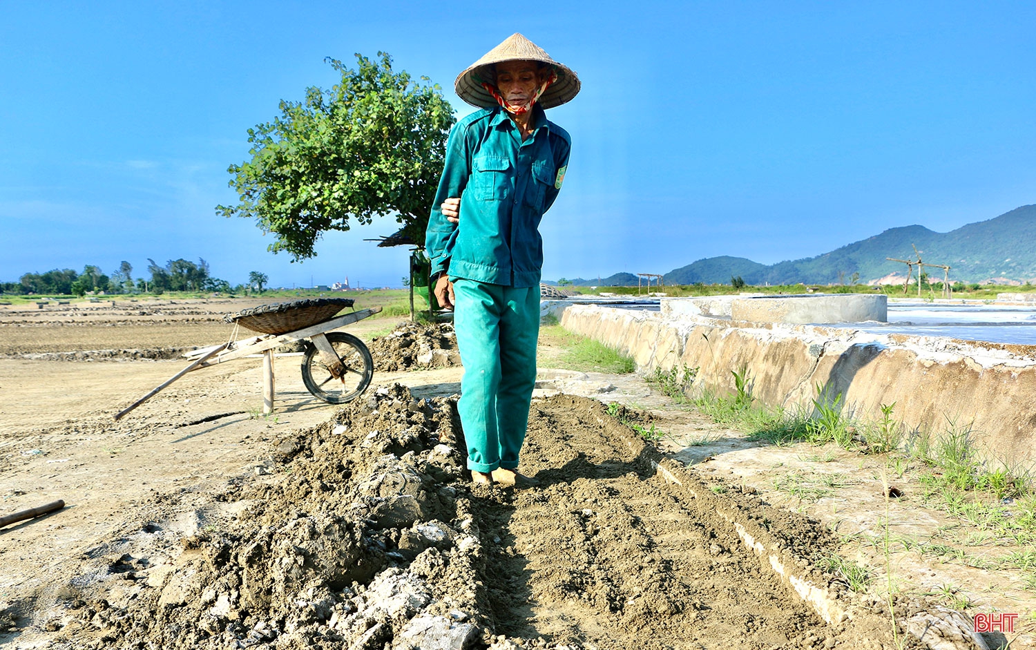 Nắng như “rót lửa”, diêm dân Hà Tĩnh cần mẫn bên những ruộng muối