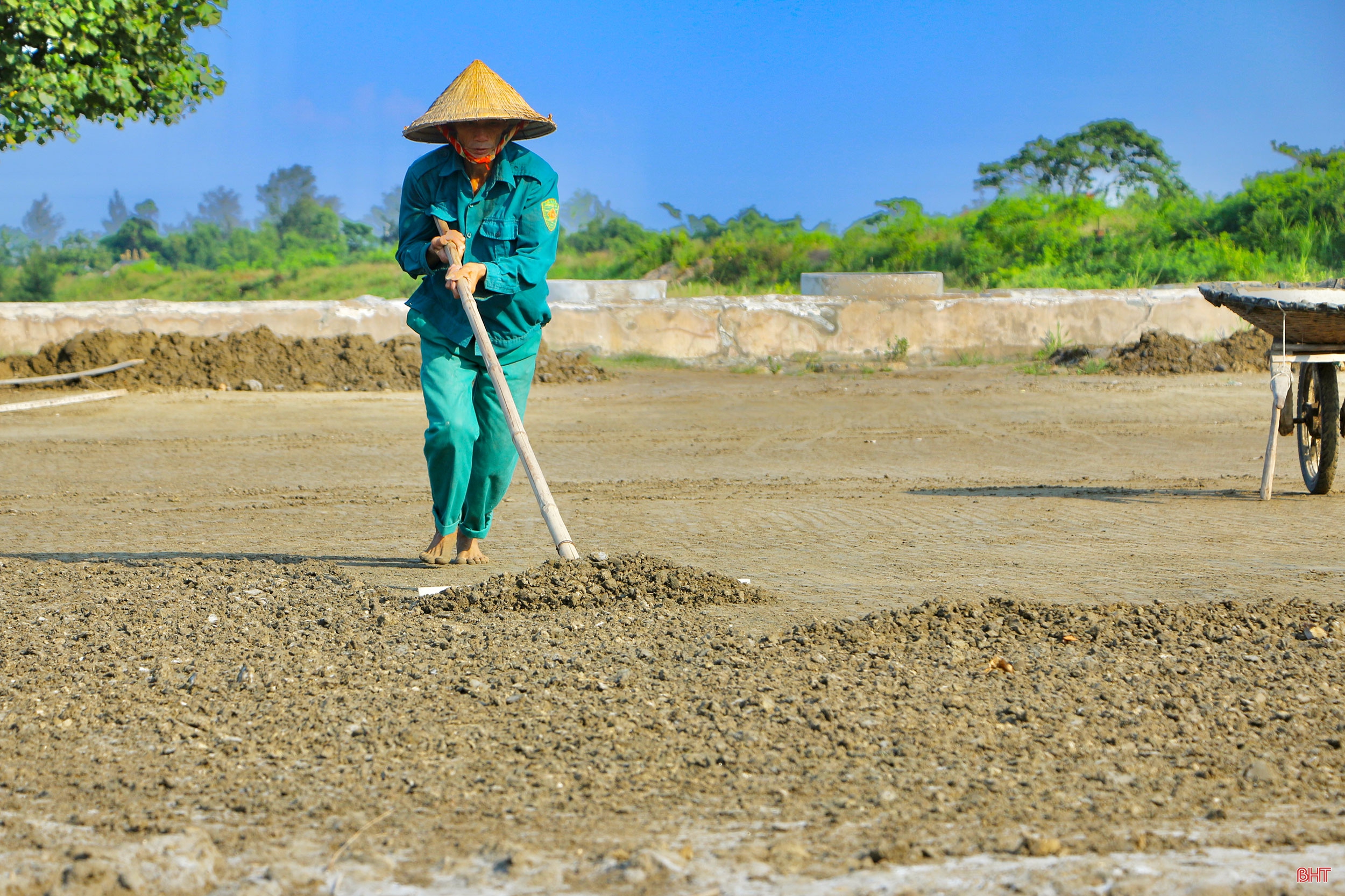 Nắng như “rót lửa”, diêm dân Hà Tĩnh cần mẫn bên những ruộng muối