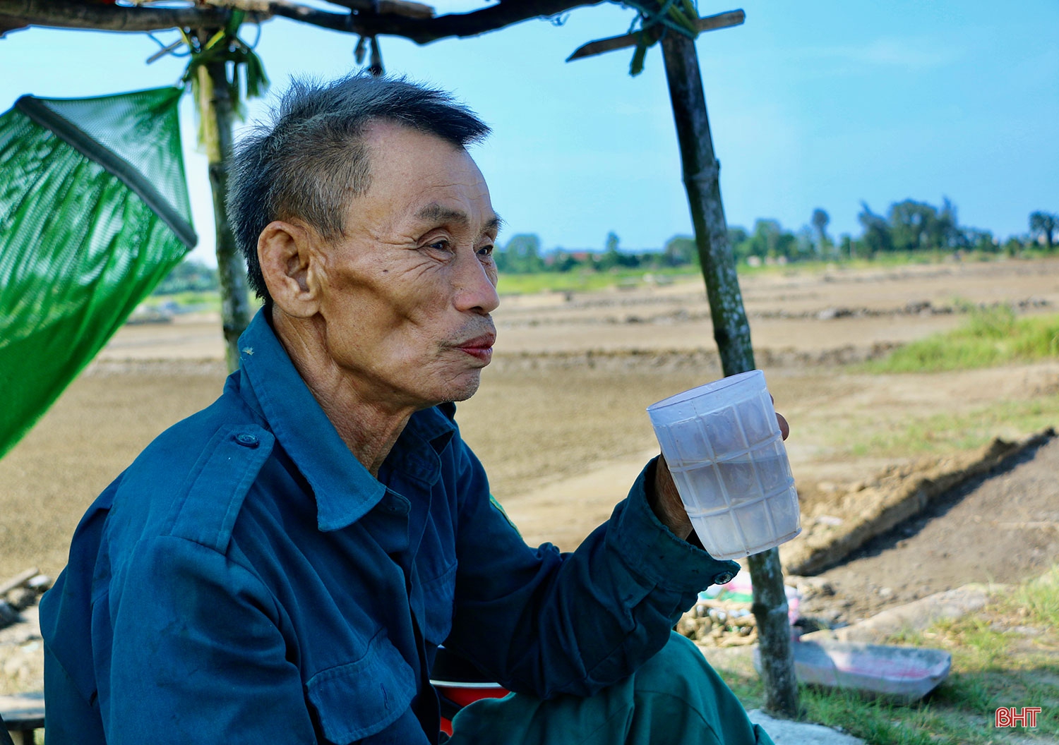 Nắng như “rót lửa”, diêm dân Hà Tĩnh cần mẫn bên những ruộng muối