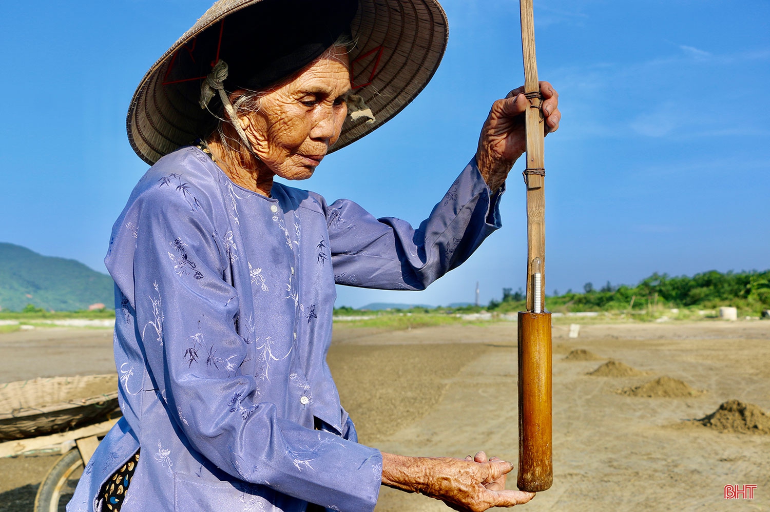Nắng như “rót lửa”, diêm dân Hà Tĩnh cần mẫn bên những ruộng muối