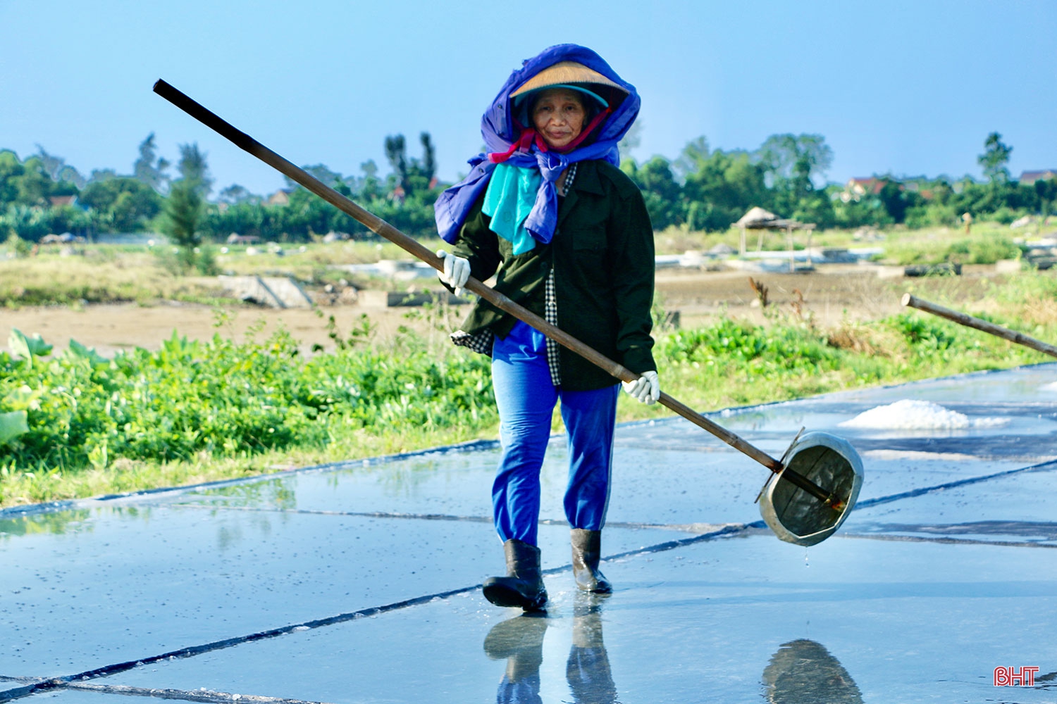 Nắng như “rót lửa”, diêm dân Hà Tĩnh cần mẫn bên những ruộng muối