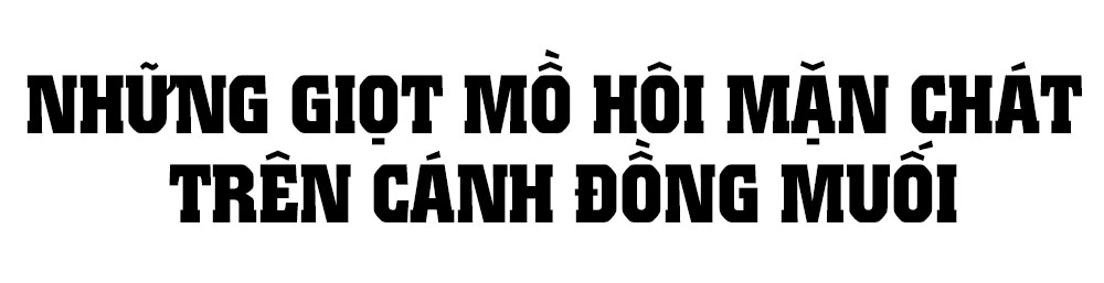 Nắng như “rót lửa”, diêm dân Hà Tĩnh cần mẫn bên những ruộng muối